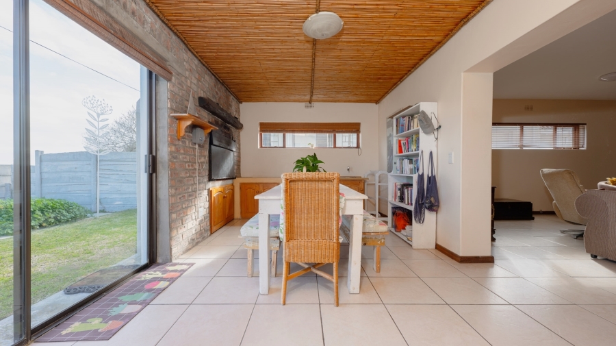 To Let 5 Bedroom Property for Rent in Agulhas Western Cape